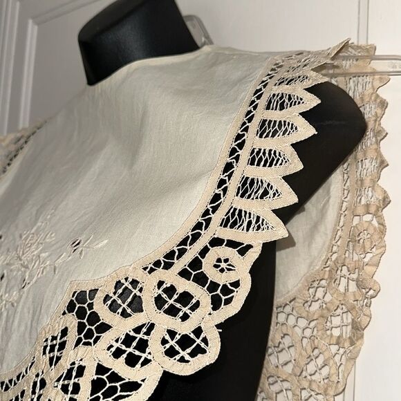 Very large vintage creamy tan floral embroidered collar with Battenberg lace - Picture 3 of 8